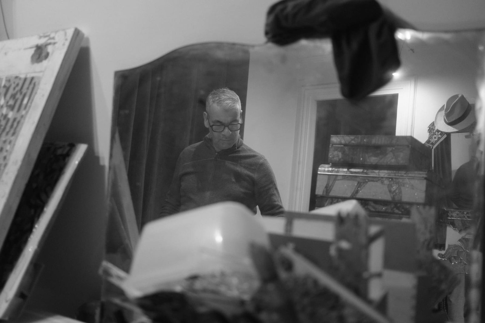 Norbert Alali dans son atelier
